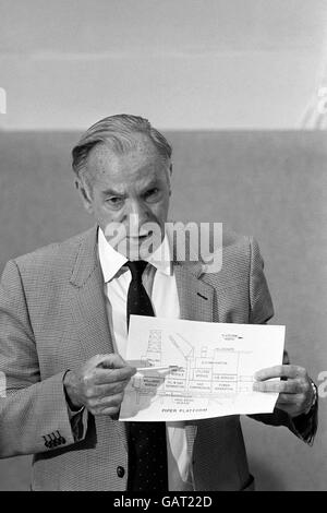 John Brading, Presidente e Chief Executive Officer di Occidental Petroleum (Caledonia) Ltd, facendo riferimento a un diagramma della piattaforma petrolifera tipo Piper in una conferenza stampa tenutasi oggi ad Aberdeen sul disastro che ha superato la piattaforma di produzione Piper Alpha di Occidental nel Mare del Nord. Foto Stock