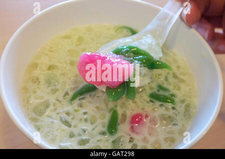 Cendol e farcito di castagne d'acqua in ghiaccio tritato e latte di cocco, Thai dessert Foto Stock