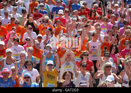 Oltre 40,000 corridori attraversano la linea di partenza della Mini Maratona Flora Women di 10 chilometri a Dublino, Irlanda. Foto Stock