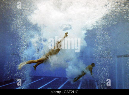 Subacquei durante la FINA Diving World Series a Ponds Forge, Sheffield. Foto Stock