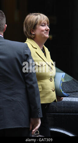 Il segretario di casa Jacqui Smith arriva per una riunione del gabinetto a Downing Street, Londra. Foto Stock