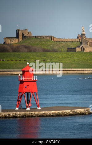 Priorato di Tynemouth e Collingwood memorial su Allevamento Groyne faro, South Shields Foto Stock