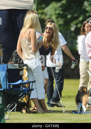 Chelsy Davy (centro) ragazza del principe Harry al polo come il principe Harry giocato per Ubogu contro la squadra vincente della partita, Laird, nella Dorchester Cup al Cirencester Park Polo Club, Gloucestershire. Foto Stock