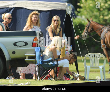 Chelsy Davy (al centro, indossando occhiali da sole) ragazza del principe Harry alla polo mentre il principe Harry ha giocato per Ubogu contro la squadra vincente della partita, Laird, nella Dorchester Cup al Cirencester Park Polo Club, Gloucestershire. Foto Stock