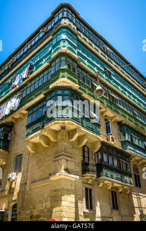 Malta, La Valletta - famoso chiuso balconi in legno. Foto Stock