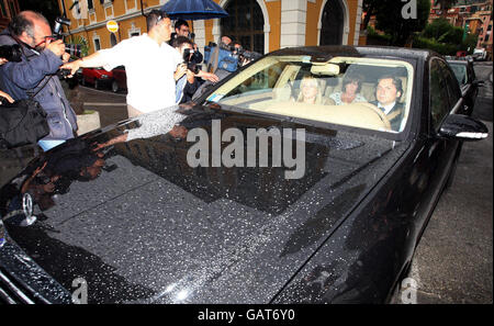 Le colline McLoughlin (centro posteriore), madre di Coleen McLoughlin arriva alla cerimonia civile per Wayne Rooney e Coleen McLoughlin alla Villa Durazzo a Santa Margherita Ligure sulla Riviera Italiana. Foto Stock