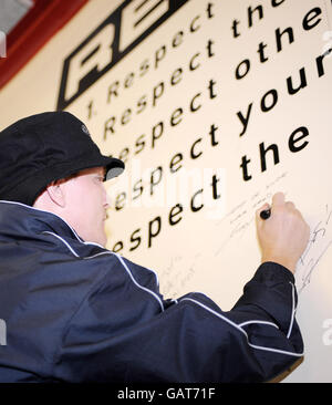 Ricky Hatton firma un muro all'interno della nuova struttura di addestramento del pugile alla stazione dei vigili del fuoco di Moss Side a Manchester. Foto Stock