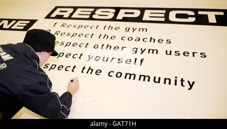 Pugilato - apertura di un centro di addestramento Boxer - Stazione dei vigili del fuoco di Moss Side. Ricky Hatton firma un muro all'interno del nuovo centro di addestramento pugile presso la stazione dei vigili del fuoco Moss Side di Manchester. Foto Stock