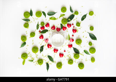 Tazza di caffè o tè con un pattern con petali di fiori di crisantemo, ficus foglie, cuori e mature rowan su sfondo bianco Foto Stock