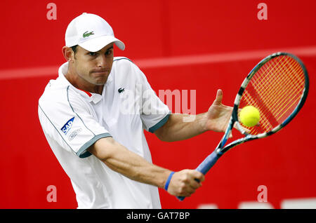 Tennis - Campionati di Artois - giorno quattro - il Club della Regina. Andy Roddick degli Stati Uniti in azione contro il Mardy Fish degli Stati Uniti durante i campionati di Artois al Queen's Club di Londra. Foto Stock