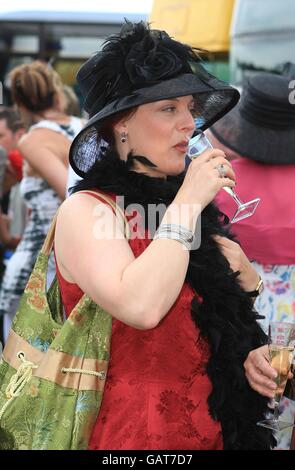 Corse ippiche - 2008 Derby Festival - Ladies Day - Ippodromo di Epsom Downs. Racegoers il giorno delle Signore Foto Stock