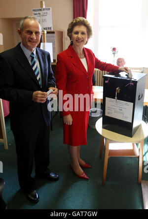 Il presidente irlandese Mary McAleese e suo marito Martin hanno votato nel referendum sul trattato di Lisbona al St Marys Hospital di Dublino. Foto Stock