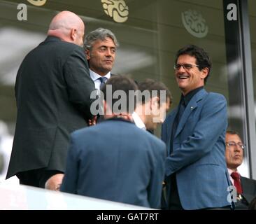 Calcio - Campionato europeo UEFA 2008 - Gruppo B - Croazia / Germania - Hypo-Arena. Il manager inglese Fabio Capello (r) arriva agli stand per guardare il gioco Foto Stock