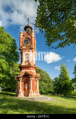 Pomeriggio estivo al Victorian clock tower in Preston Park, Brighton. Foto Stock