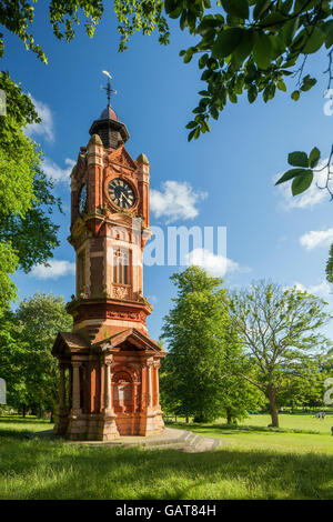 Pomeriggio estivo al Victorian clock tower in Preston Park, Brighton. Foto Stock