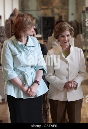 La moglie del primo ministro britannico, Sarah Brown, a sinistra, cammina con la prima Signora d'America, Laura Bush, a destra, durante il loro tour del British Museum, Londra. Foto Stock