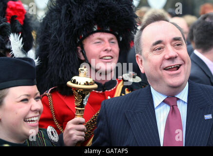 Il primo ministro scozzese Alex Salmond lancia il programma di eventi per il Homecoming Scotland 2009, un evento che celebra la Scozia, dal castello di Edimburgo. Foto Stock