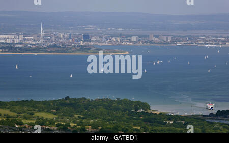 Una vista aerea di Portsmouth e della sua Spinnaker Tower che guarda dall'Isola di Wight con Fishbourne in primo piano. Foto Stock