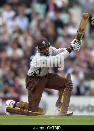 Surrey Brown Caps' Chris Jordan in azione contro il Kent Spitfires Foto Stock