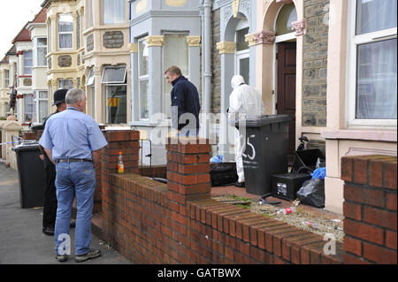 Un ufficiale forense della polizia cerca una proprietà in Belle Vue Road, Easton, Bristol, mentre un poliziotto si trova al di fuori della guardia, dopo che un uomo di 19 anni è stato arrestato in base al Terrorism Act della città. Foto Stock