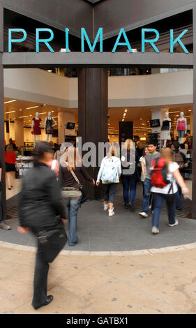 Primark è l'asse dei fornitori di lavoratori minori. Una vista generale di un negozio Primark su Oxford Street a Londra. Foto Stock