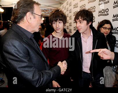 Neil Diamond (a sinistra) e i The Last Shadow Puppets Alex Turner (al centro) e Miles Kane arrivano per la cerimonia di premiazione Mojo Honors List presso il birrificio, a est di Londra. Foto Stock