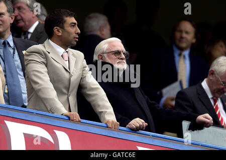 Calcio - fa Barclaycard Premiership - Chelsea v Liverpool. Il presidente di Chelsea Ken Bates (r) e l'ex giocatore Roberto di Matteo guardano il gioco dagli stand Foto Stock