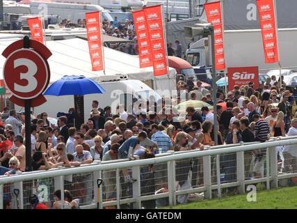 Corse ippiche - 2008 Derby Festival - Derby Day - Ippodromo di Epsom Downs. Le folle si riuniscono in un trafficato Ippodromo di Epsom Downs Foto Stock