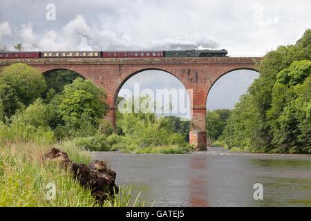 Treno a vapore LNER A3 classe 4-6-2 n. 60103 Flying Scotsman. Wetheral viadotto, Wetheral, Cumbria, England, Regno Unito, Europa. Foto Stock