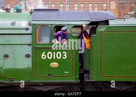 Driver motore & vigile del fuoco nella cabina del treno a vapore LNER A3 classe 4-6-2 n. 60103 Flying Scotsman. Carlisle stazione ferroviaria, UK. Foto Stock