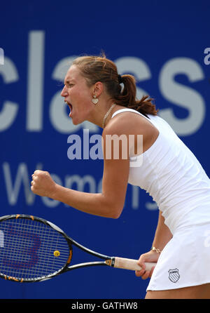 Kateryna Bondarenko in Ucraina in azione sulla sua strada per vincere 7-6, 3-6, 7-6 sopra il belga Yanina Wickmayer Foto Stock