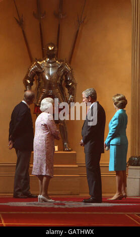 La Regina Elisabetta II e Duca di Edimburgo con il presidente degli Stati Uniti George Bush e la moglie Laura nella St George's Hall, Castello di Windsor. Foto Stock