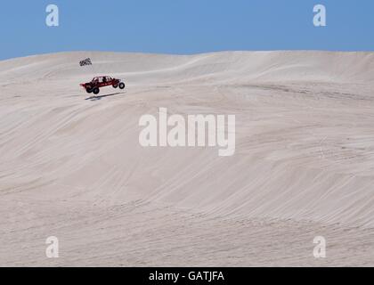 Lancelin,WA,Australia-September 28,2015:Lancelin dune di sabbia rossa dune buggy jumping le colline sotto un cielo blu di Lancelin, Western Australia. Foto Stock