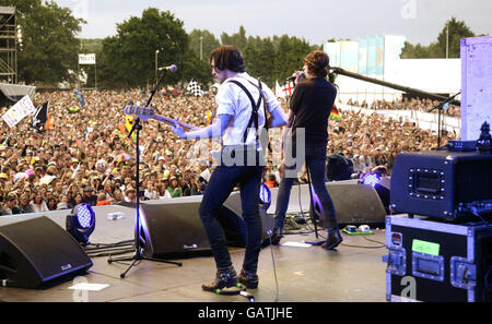 I Kooks si esibiscono presso l'Isle of Wight Festival 2008 al Seaclose Park sull'Isola di Wight. Foto Stock