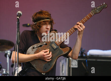 Luke Pritchard of the Kooks si esibisce al Festival dell'Isola di Wight 2008 al Seaclose Park sull'Isola di Wight. Foto Stock