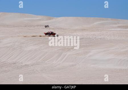 Lancelin,WA,Australia-September 28,2015:Lancelin dune di sabbia con il rosso racing dune buggy sotto un cielo blu di Lancelin, Western Australia. Foto Stock