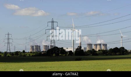 Turbine eoliche nell'East Yorkshire sullo sfondo della centrale elettrica di Drax. FOTO DELL'ASSOCIAZIONE STAMPA. Data foto: Martedì 10 giugno 2008. Le turbine, alte 60 metri e con lame di 30 metri, si trovano presso il Loftsome Bridge e sono in grado di generare 1.3MW ciascuna. La centrale elettrica di Drax ha una potenza di 4.000 MW, il che la rende il doppio rispetto alla più grande centrale a carbone del Regno Unito. Il credito fotografico dovrebbe essere: John Giles / PA. Foto Stock