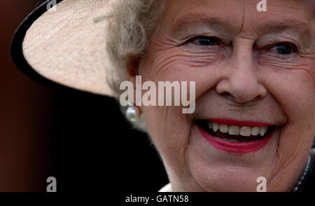 Corse di cavalli - il Royal Ascot Meeting 2008 - giorno uno - Ascot Racecourse. Sua Maestà la Regina Elisabetta II all'ippodromo di Ascot, nel Berkshire. Foto Stock