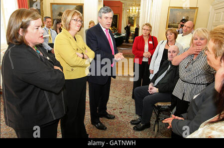 Gordon Brown detiene anti crime report riunione Foto Stock