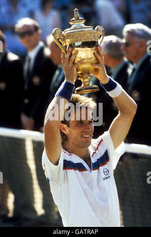 Australian Pat Cash tiene il trofeo Men's Singles dopo aver battuto in finale il ceco Ivan Lendl a Wimbledon. Foto Stock