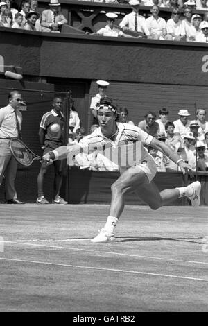 Tennis - Campionati di Wimbledon 1987 - finali singoli uomini - Pat Cash v Ivan Lendl - All England Club. Australian Pat Cash in azione contro Ivan Lendl. Foto Stock