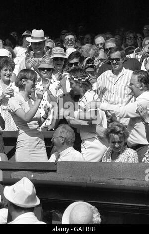 Il campione di Wimbledon da uomo Pat Cash abbraccia amici e familiari, mentre l'euforico australiano celebra la sua vittoria. Foto Stock