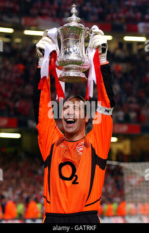 Calcio - AXA fa Cup - finale - Arsenal / Southampton. David Seaman dell'Arsenal celebra la vittoria della fa Cup tenendo in mano il trofeo Foto Stock