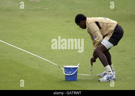 Cricket - Twenty20 Cup 2008 - South Division - Middlesex Crusaders / Surrey Brown Caps - Lord's. Chris Jordan di Surrey Brown Caps dipinge i segni prima del gioco Foto Stock