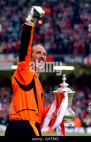 David Seaman dell'Arsenal festeggia con il trofeo fa Cup Foto Stock