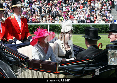 Corse di cavalli - il Royal Ascot Meeting 2008 - giorno tre - Ascot Racecourse. Autunno Kelly con la principessa Eugenie nella parata come il partito reale arriva il giorno delle Signore all'ippodromo di Ascot, nel Berkshire. Foto Stock