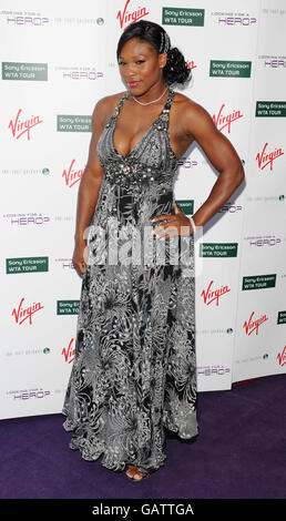 Serena Williams arriva in un vestito da 2 milioni di sterline progettato da Jenny Packham e incrostato con i diamanti Neil Duttson per la festa pre-Wimbledon al Kensington Roof Gardens, a ovest di Londra. Foto Stock