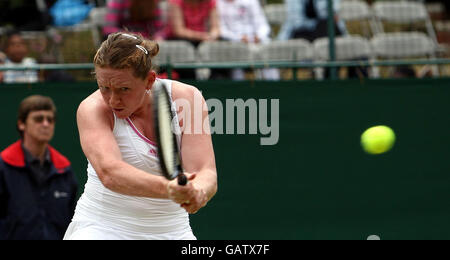 Tennis - il DFS Classic 2008 - terzo giorno - Edgbaston Priory Club. Naomi Cavaday, in Gran Bretagna, restituisce una palla al Sunitha Rao indiano durante il DFS Classic all'Edgbaston Priory Club, Warwickshire. Foto Stock