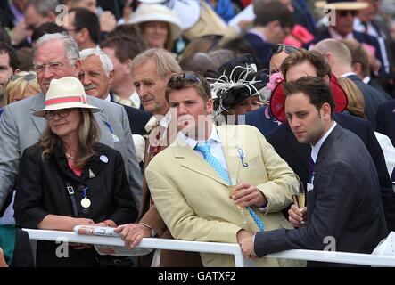 Corse ippiche - 2008 Derby Festival - Ladies Day - Ippodromo di Epsom Downs. I Racegoers durante il giorno delle Signore Foto Stock