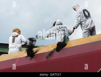 Manifestanti su un treno che trasporta carbone alla centrale elettrica di Drax nel North Yorkshire dopo che l'hanno fermata appena a sud di Drax. Foto Stock